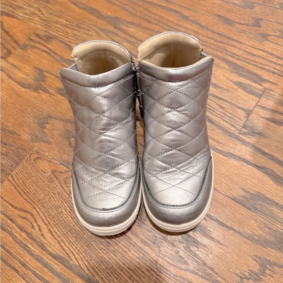 OLD SOLES Gently Used Sz 30 Silver/Pewter Quilted Leather Zipper Sneakers - Picture 2 of 9